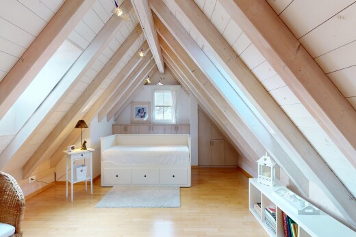 chambre avec sol en finition bois, wood finish floor, inside property, plafond cathédrale, et cathedral ceiling