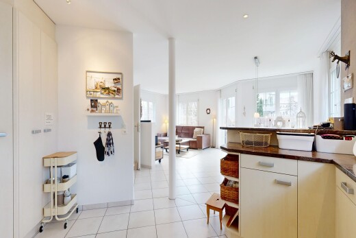 cuisine avec dark countertops, lumière naturelle, natural light, inside property, et light floor