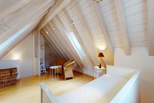 chambre avec wood finish floor, sol en finition bois, inside property, puits de lumière, et vaulted ceiling