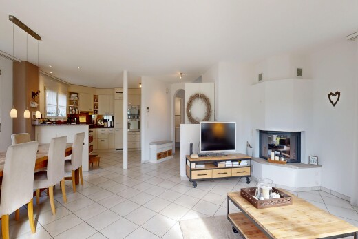 salon / salle à manger avec inside property, télévision, tile floor, sol en carrelage, et drywall
