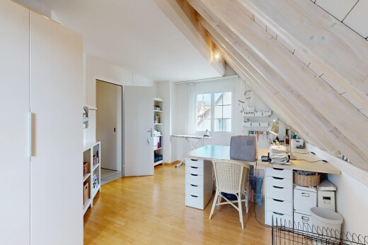 bureau avec espace bureau, wood finish floor, sol en finition bois, vaulted ceiling, et plafond voûté