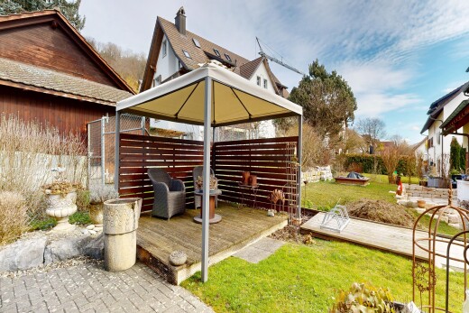 jardin avec kiosque, from property, terrasse, pelouse, et day time