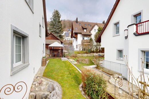 jardin avec pelouse, vue résidentielle, residential view, et overcast