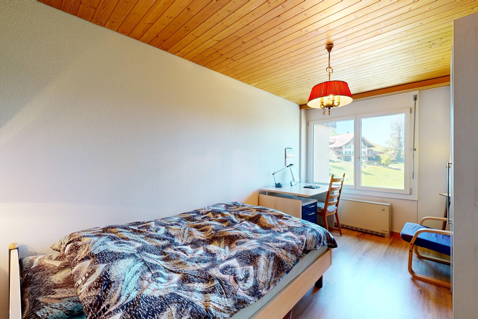 chambre avec lumière naturelle, natural light, inside property, sol en finition bois, et wood finish floor