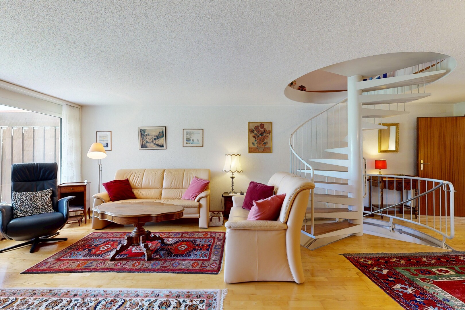 salon avec inside property, escaliers, sol en finition bois, wood finish floor, et lumière naturelle
