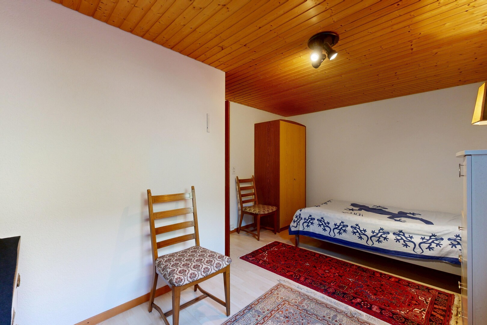 chambre avec cloison sèche, drywall, light floor, inside property, et plinthes murales