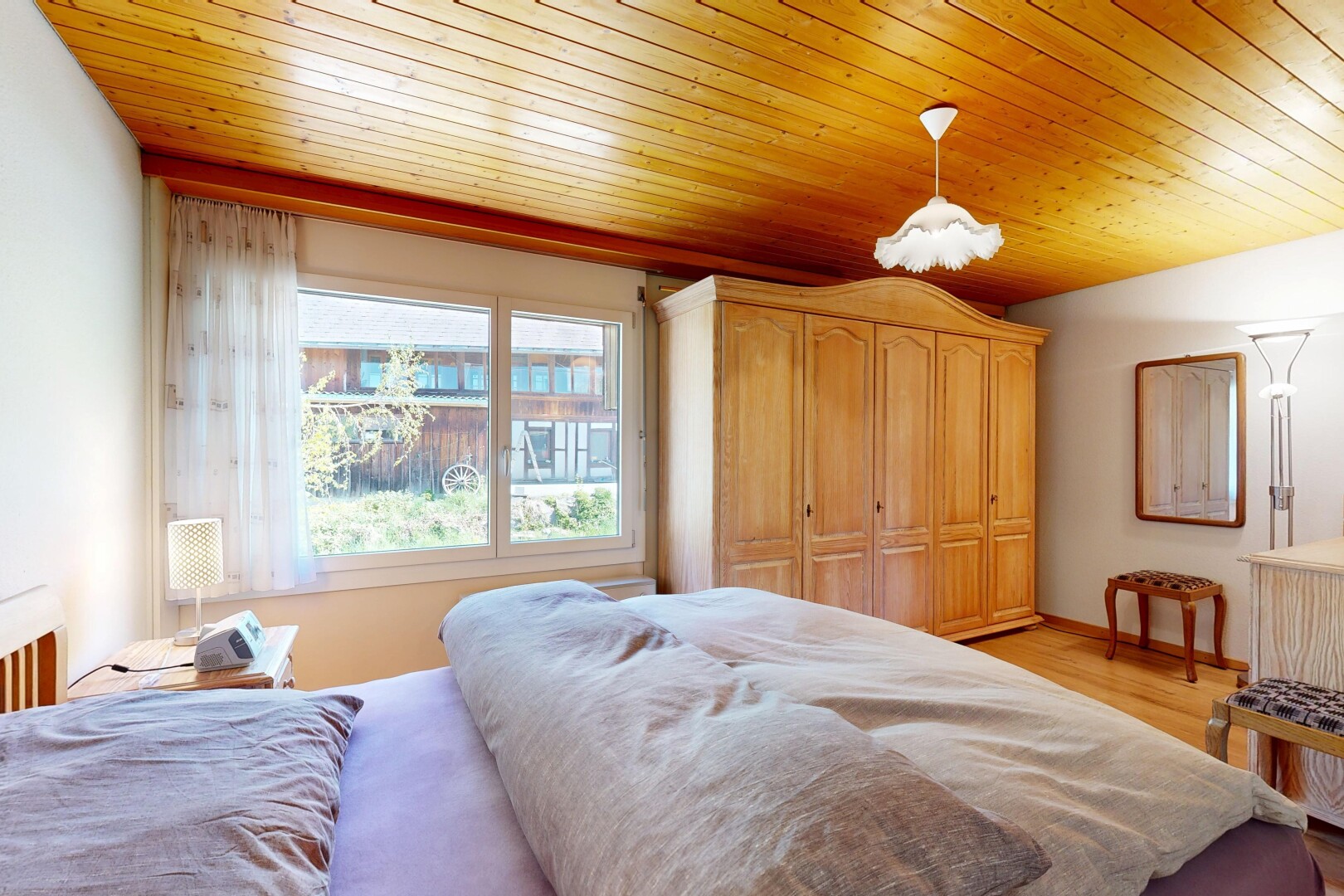 chambre avec drywall, cloison sèche, inside property, natural light, et lumière naturelle