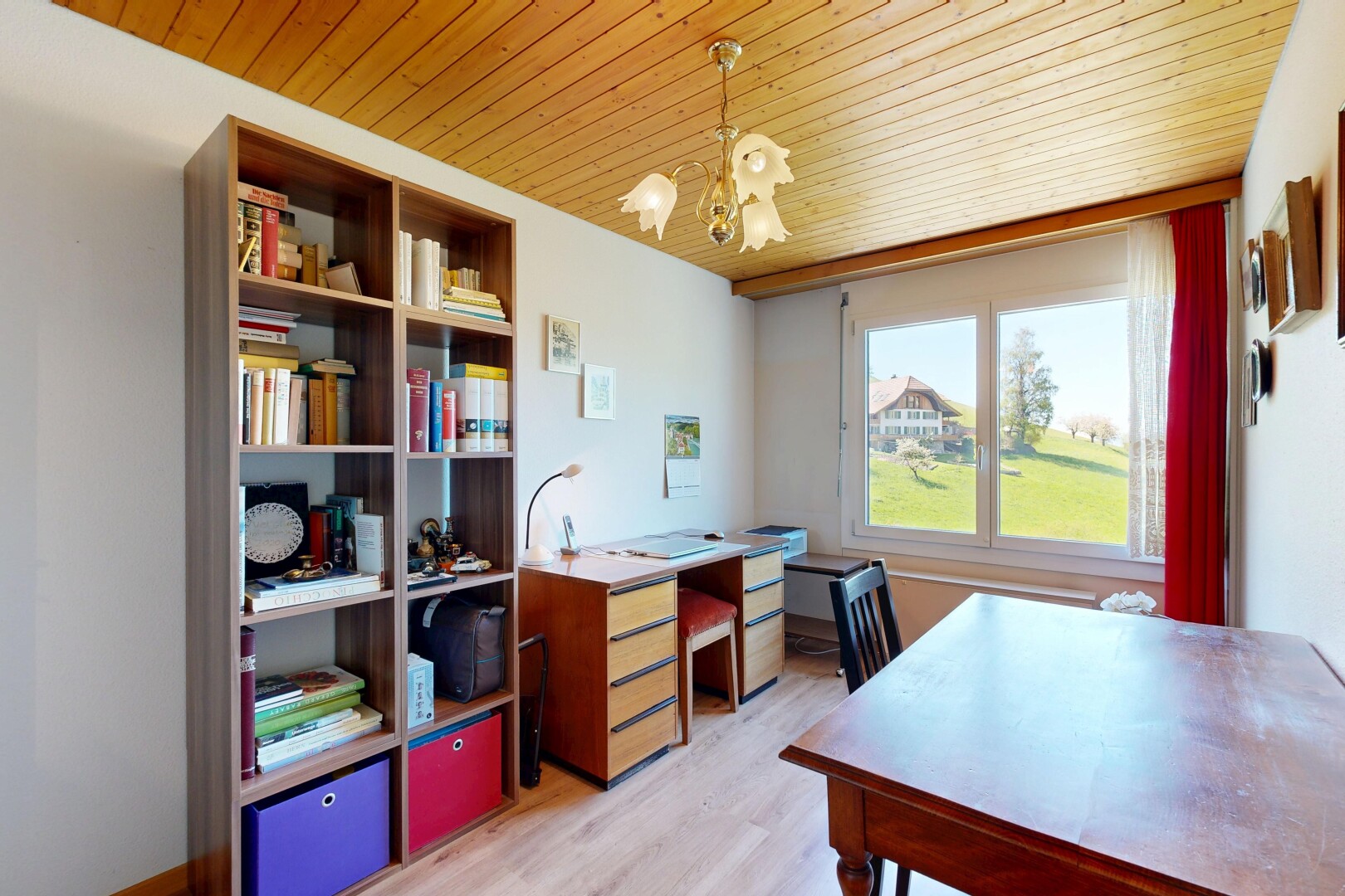 bureau avec lustre remarquable, inside property, cloison sèche, drywall, et lumière naturelle