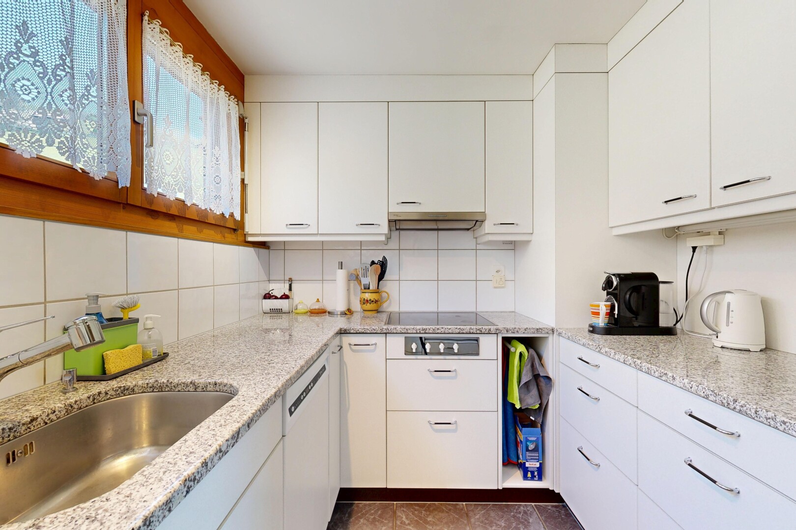 cuisine avec light countertops, armoires blanches, white cabinets, évier, et inside property