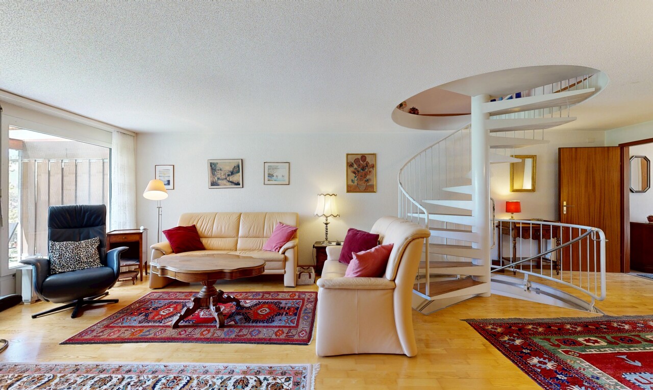 salon avec inside property, escaliers, sol en finition bois, wood finish floor, et lumière naturelle