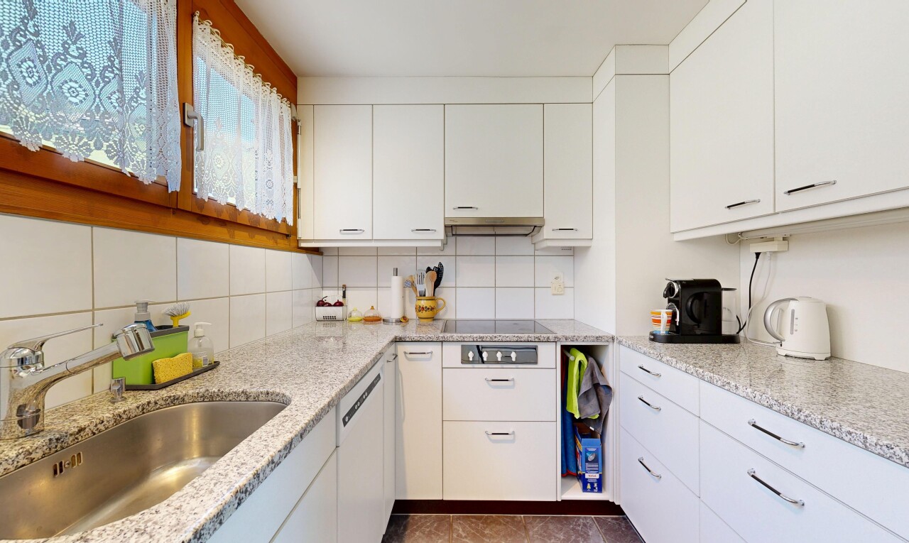 cuisine avec light countertops, armoires blanches, white cabinets, évier, et inside property
