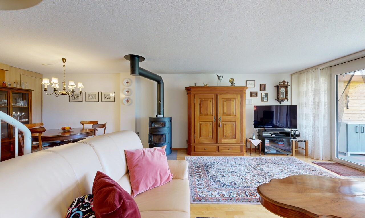 salon / salle à manger avec inside property, poêle à bois, télévision, wood finish floor, et sol en finition bois