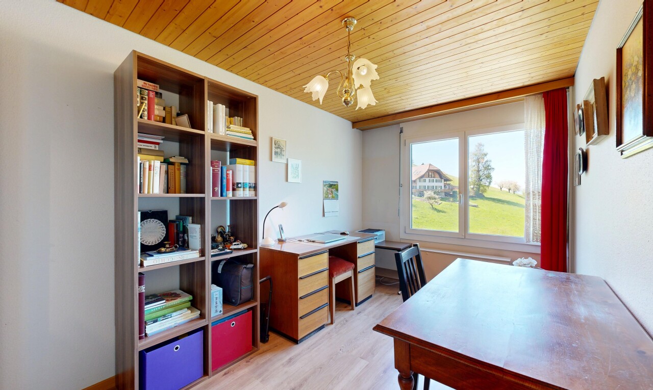bureau avec lustre remarquable, inside property, cloison sèche, drywall, et lumière naturelle