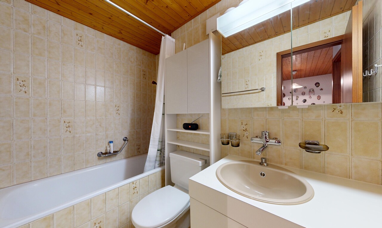 salle de bains avec salle de bain complète, évier, miroir, douche-bain combinés, et inside property