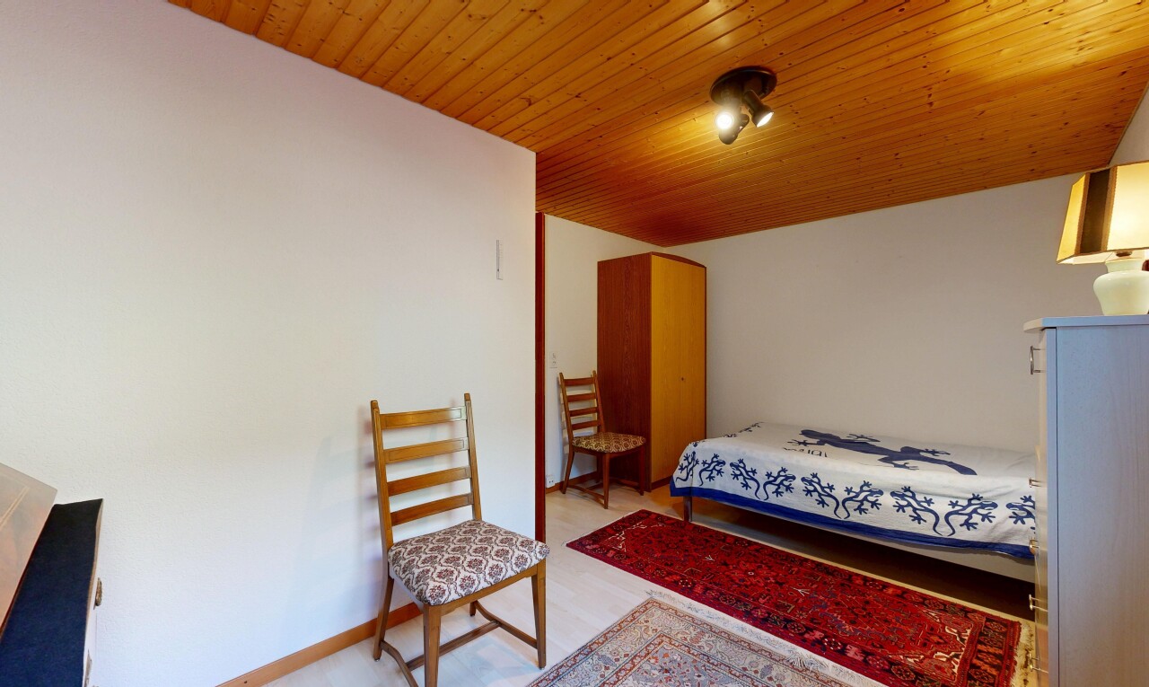 chambre avec cloison sèche, drywall, light floor, inside property, et plinthes murales