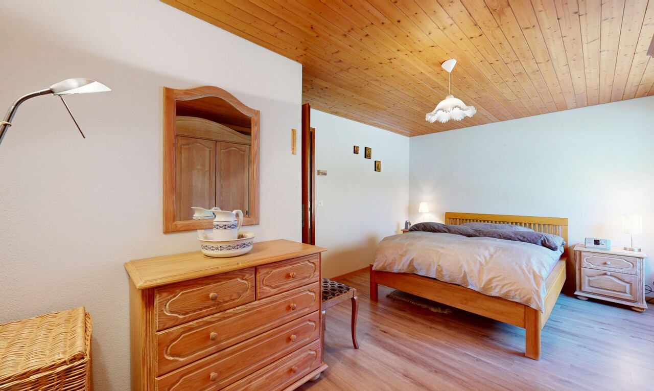 chambre avec sol en finition bois, wood finish floor, cloison sèche, drywall, et inside property