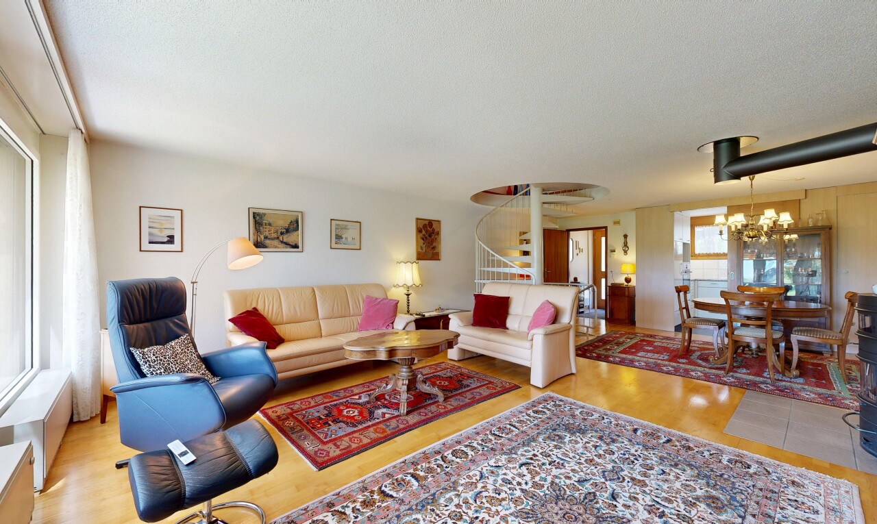 salon / salle à manger avec natural light, lumière naturelle, inside property, wood finish floor, et sol en finition bois