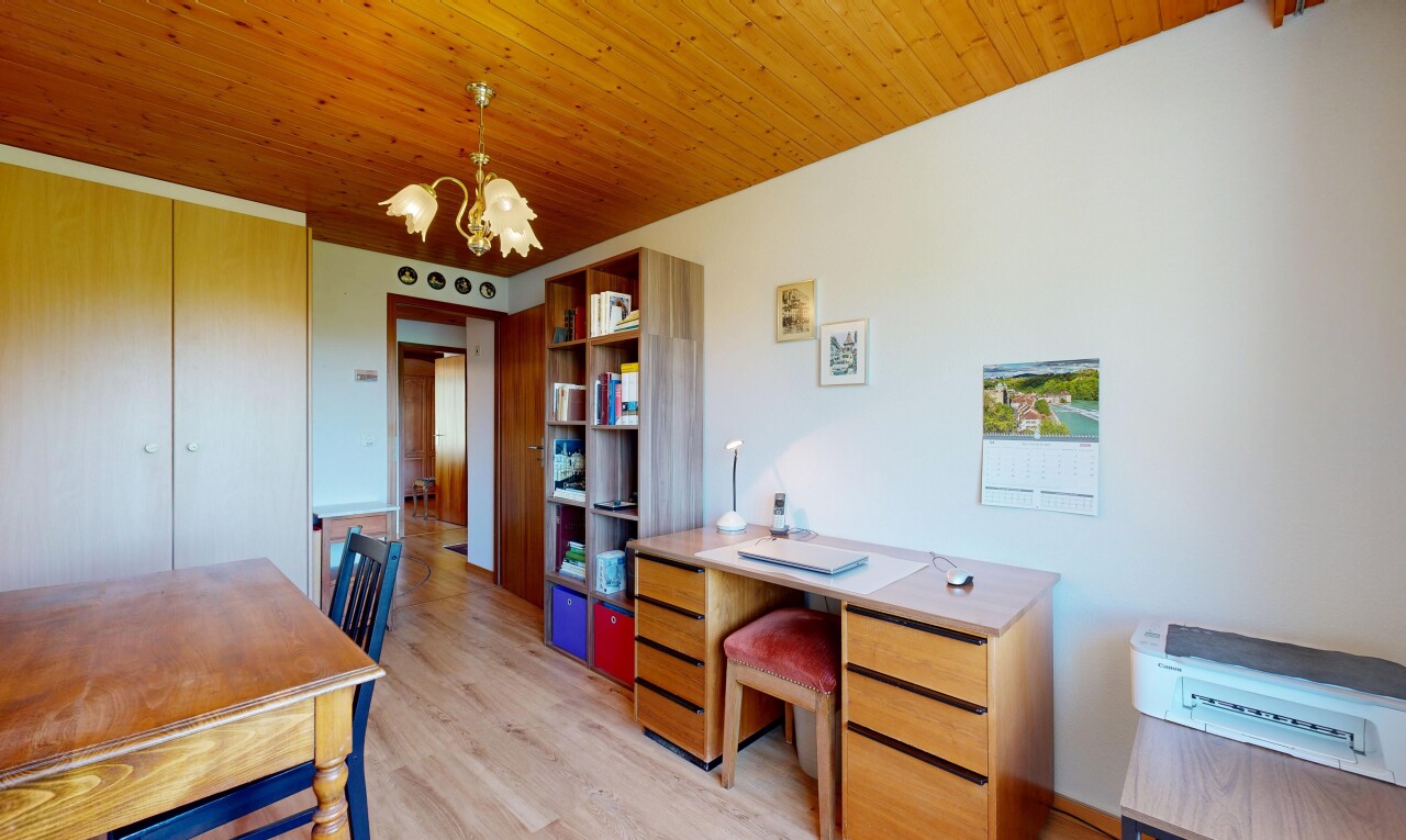 espace intérieur avec lustre remarquable, inside property, light floor, cloison sèche, et drywall