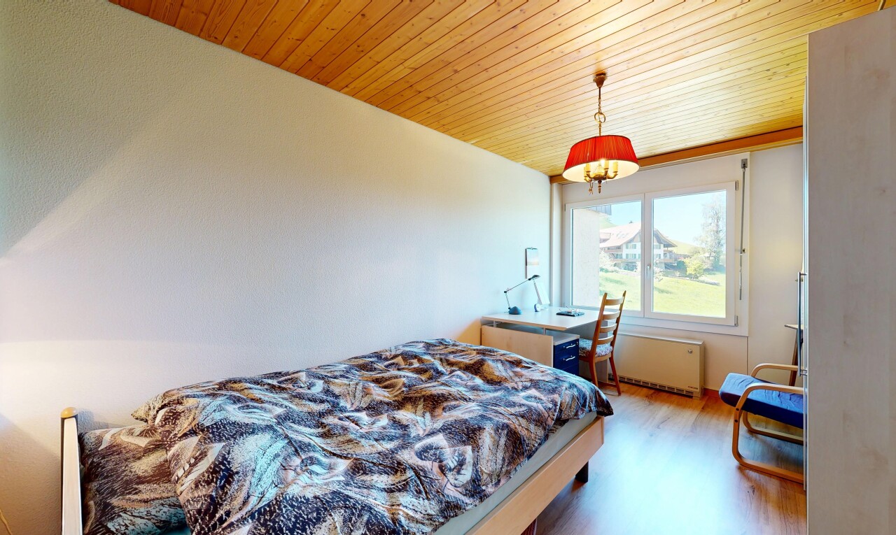 chambre avec lumière naturelle, natural light, inside property, sol en finition bois, et wood finish floor