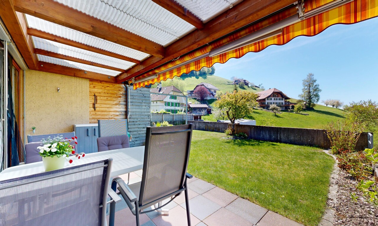terrasse avec pelouse, terrasse, coin repas extérieur, clôture, et from property