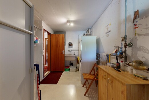buanderie avec inside property, light floor, évier, concrete floor, et sol en béton