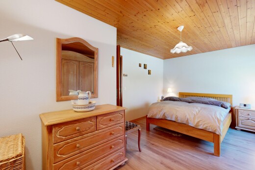 chambre avec sol en finition bois, wood finish floor, cloison sèche, drywall, et inside property