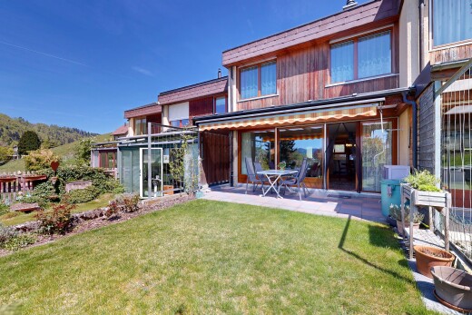 façade avec bardage vertical, bardage en bois, property visible, day time, et pelouse