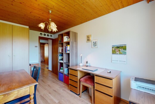 espace intérieur avec lustre remarquable, inside property, light floor, cloison sèche, et drywall