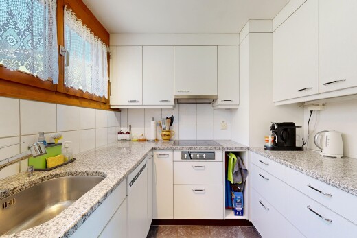 cuisine avec light countertops, armoires blanches, white cabinets, évier, et inside property