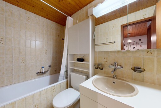 salle de bains avec salle de bain complète, évier, miroir, douche-bain combinés, et inside property