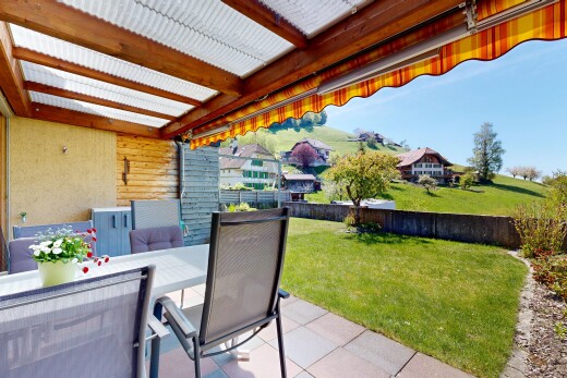 terrasse avec pelouse, terrasse, coin repas extérieur, clôture, et from property
