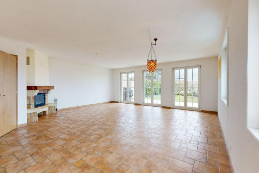 leerer raum mit natürliches licht, bemerkenswerter kronleuchter, und kamin