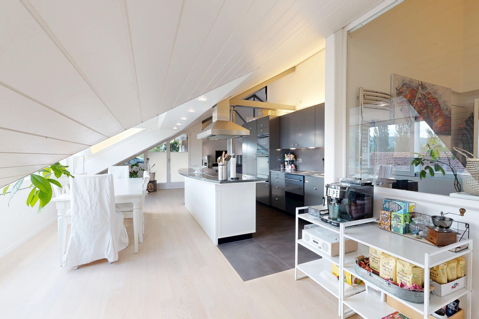 küche mit schränke mit flachen paneelen, flat panel cabinets, einbauleuchten, curved countertops, und wood finish floor