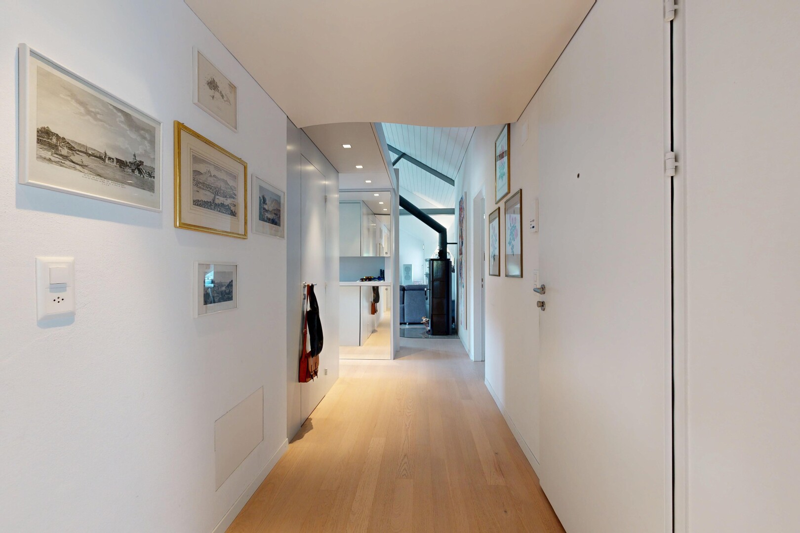 halle / korridor mit einbauleuchten, drywall, gipskartonwand, wood finish floor, und holzfußboden