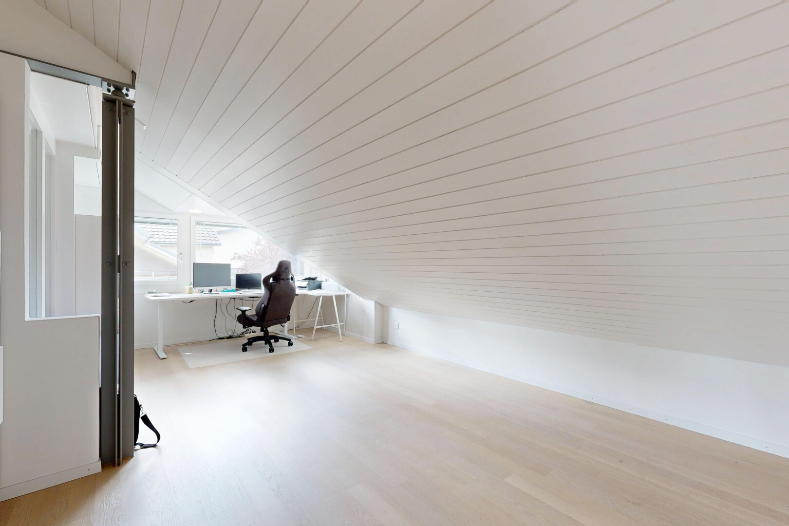 büro mit vaulted ceiling, dachschräge, low ceiling, niedrige decke, und zusätzliches zimmer