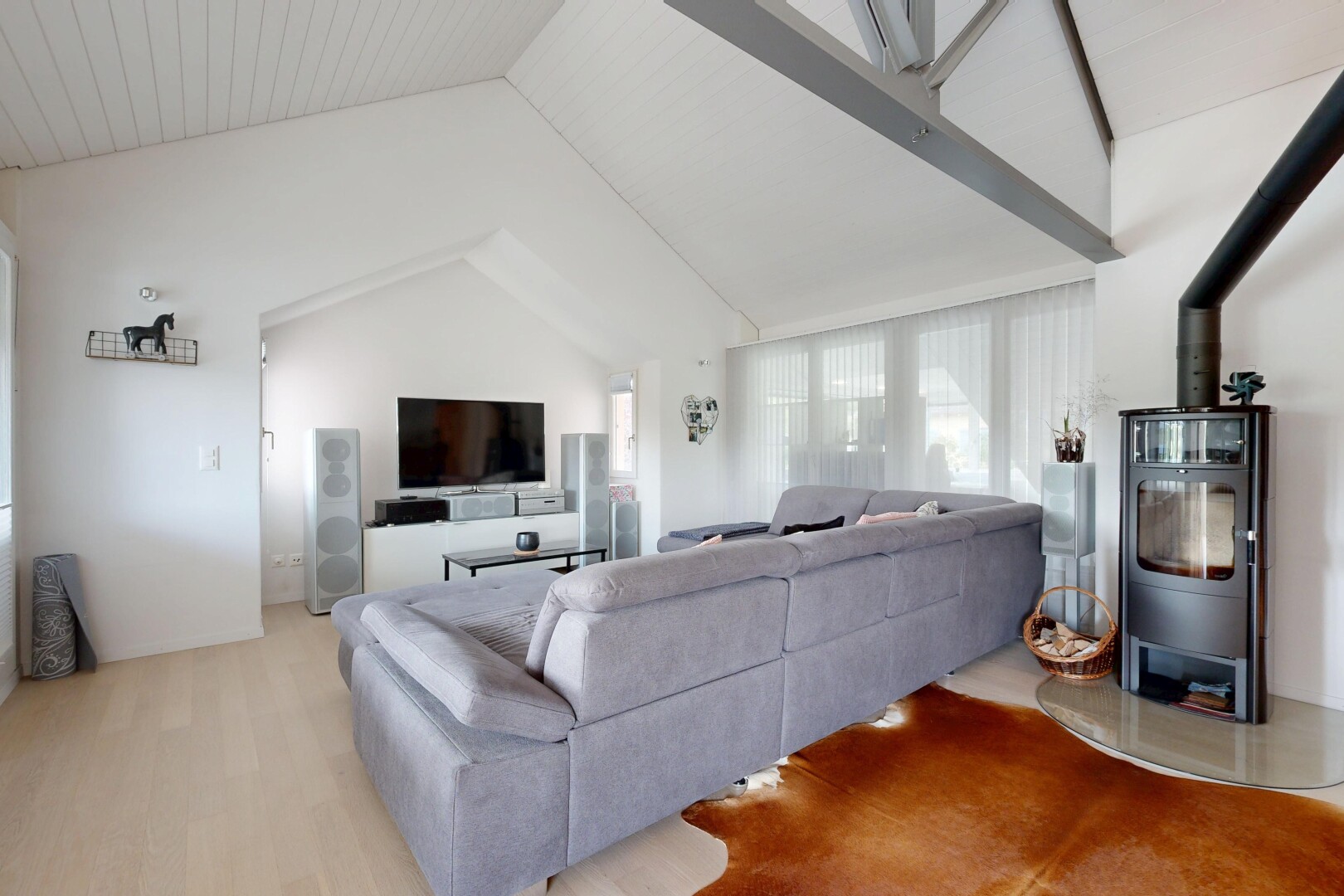 wohnzimmer mit drywall, gipskartonwand, vaulted ceiling, dachschräge, und fernseher