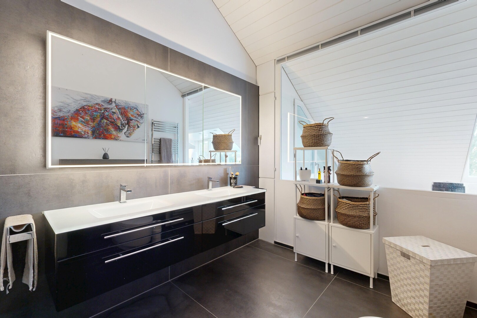 bad mit doppelwaschtisch, komplettes badezimmer, waschbecken, dark floor, und inside property