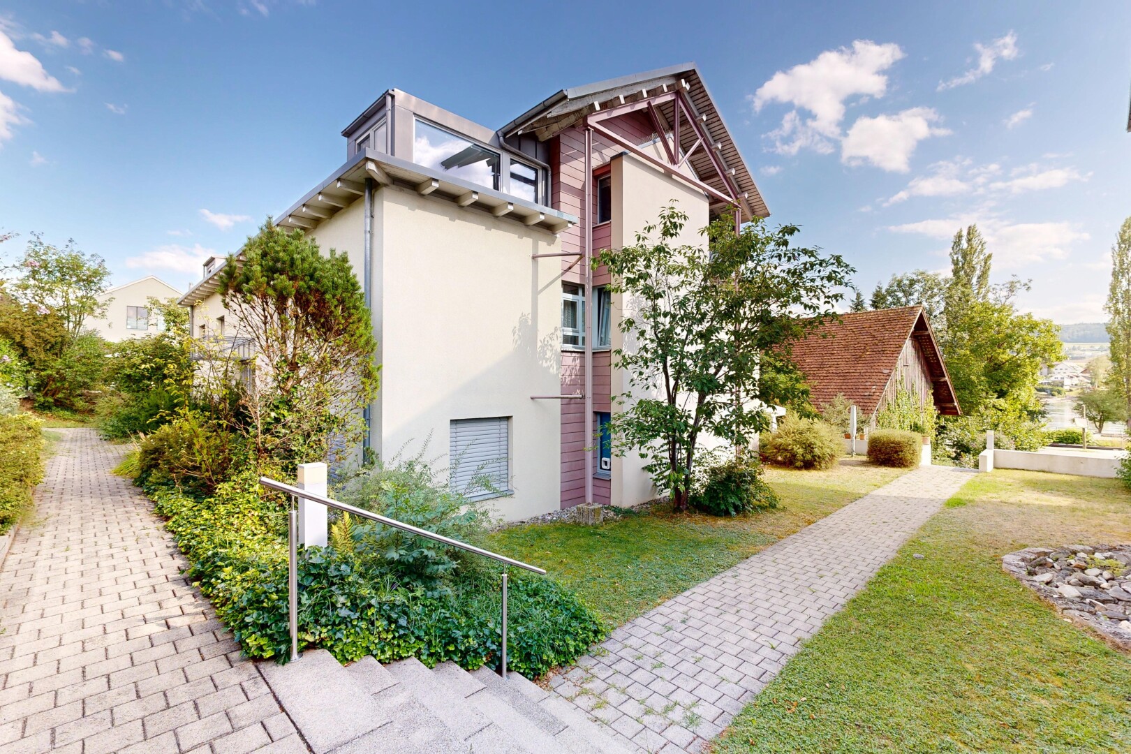 außenansicht mit rasen, stuckverkleidung, und day time