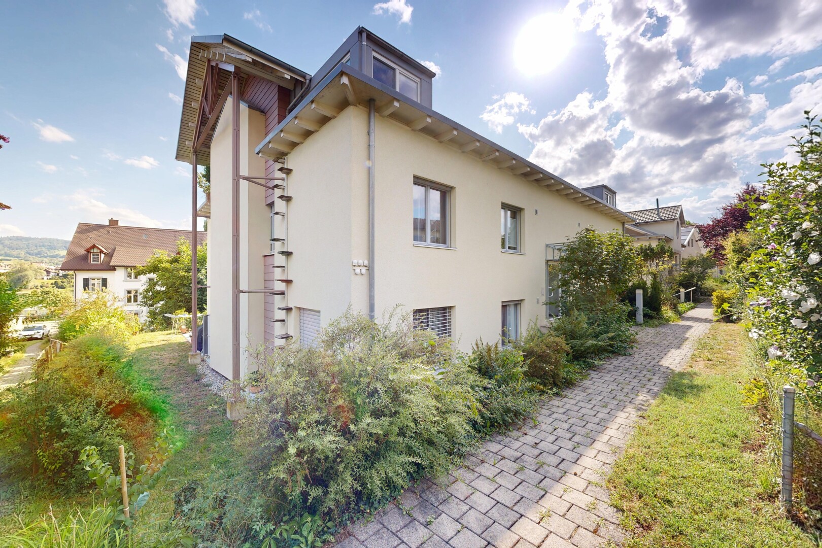 außenansicht mit stuckverkleidung und day time