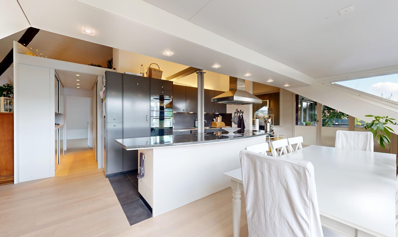 küche mit einbauleuchten, dunstabzugshaube, wood finish floor, holzfußboden, und full kitchen
