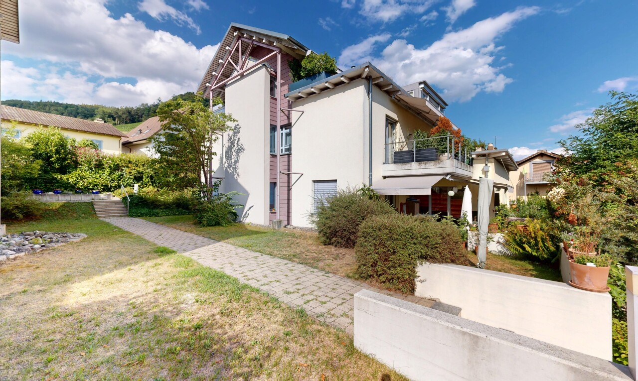 außenansicht mit balkon, day time, stuckverkleidung, und property visible