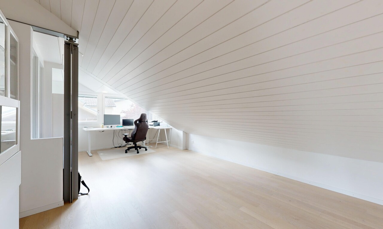 büro mit vaulted ceiling, dachschräge, low ceiling, niedrige decke, und zusätzliches zimmer