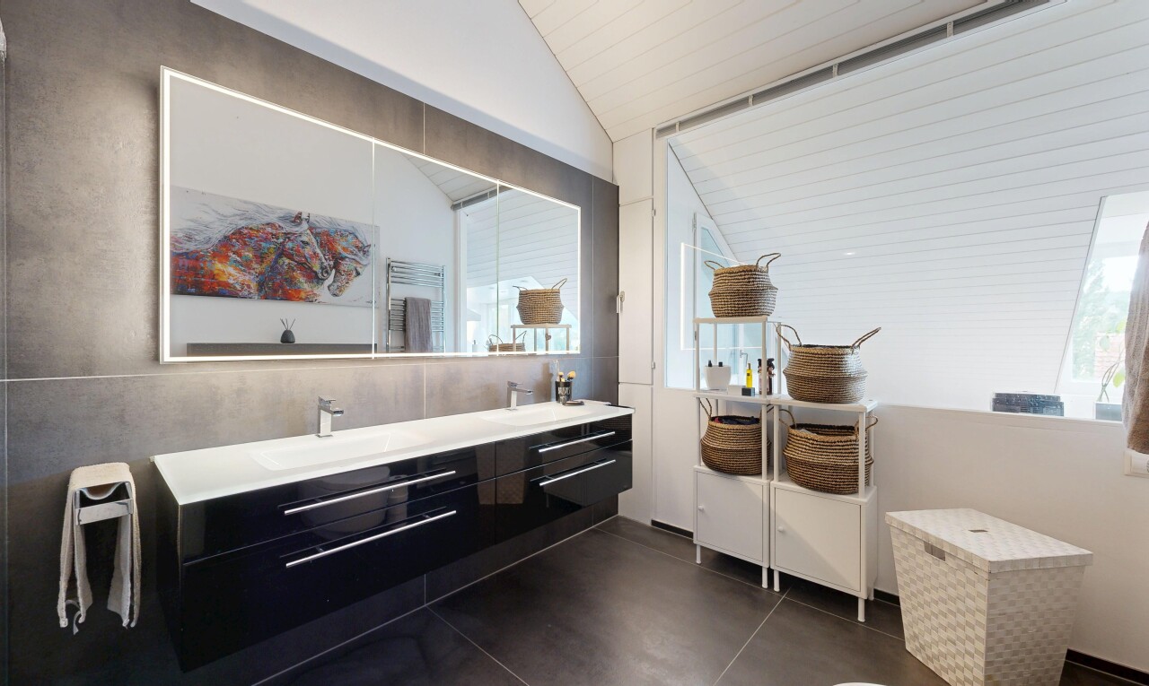 bad mit doppelwaschtisch, komplettes badezimmer, waschbecken, dark floor, und inside property