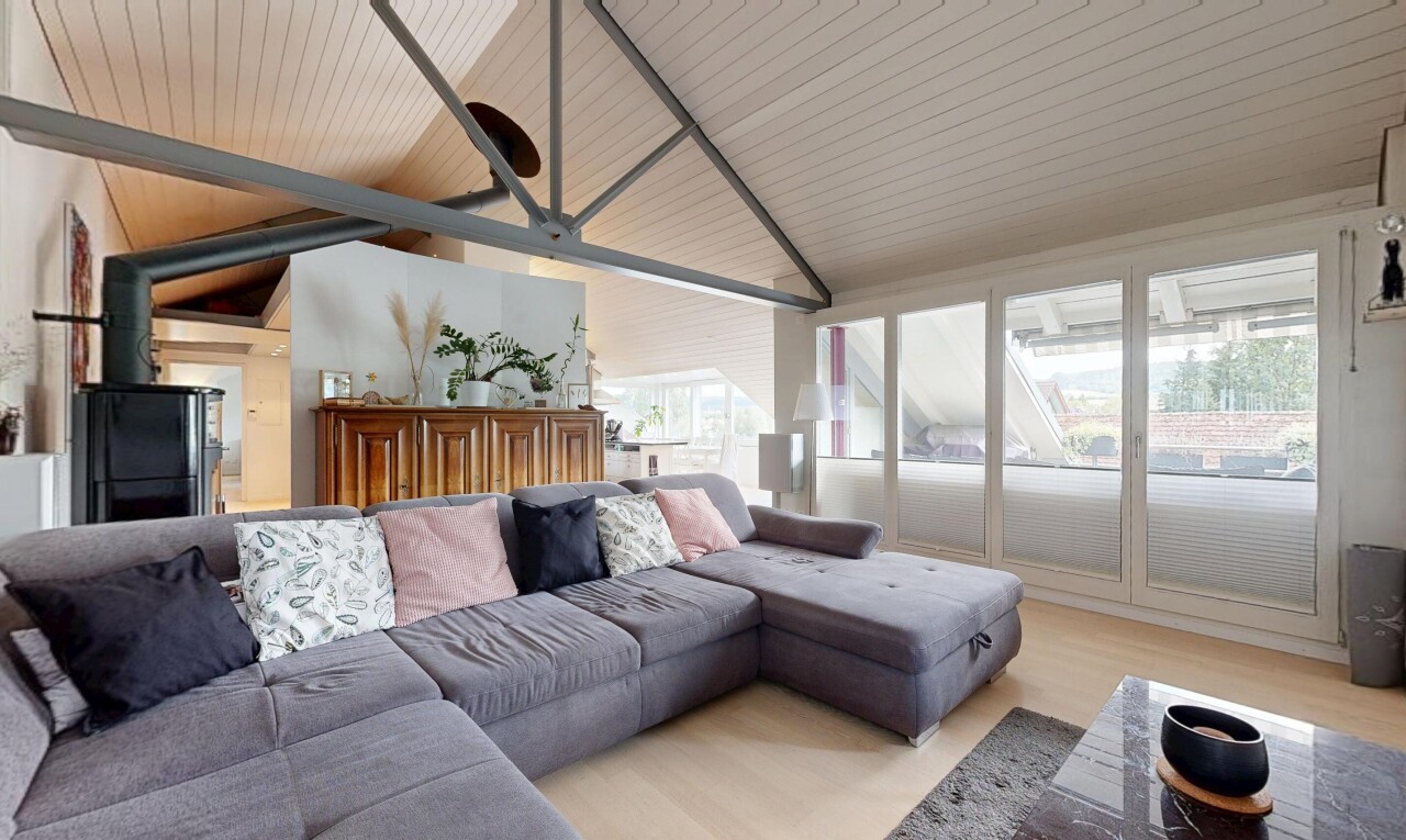 wohnzimmer mit vaulted ceiling, dachschräge, deckenventilator, holzofen, und inside property