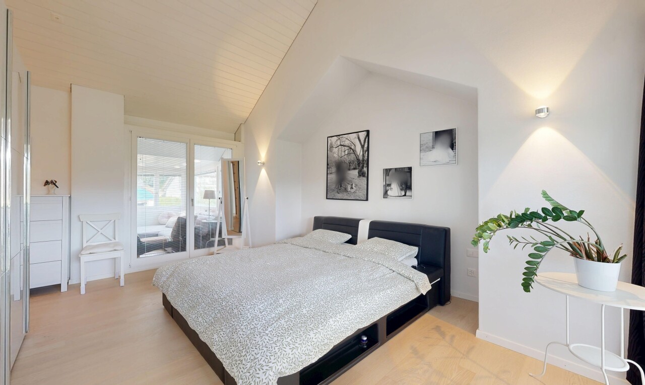 zimmer / schlafzimmer mit drywall, gipskartonwand, vaulted ceiling, dachschräge, und high ceiling