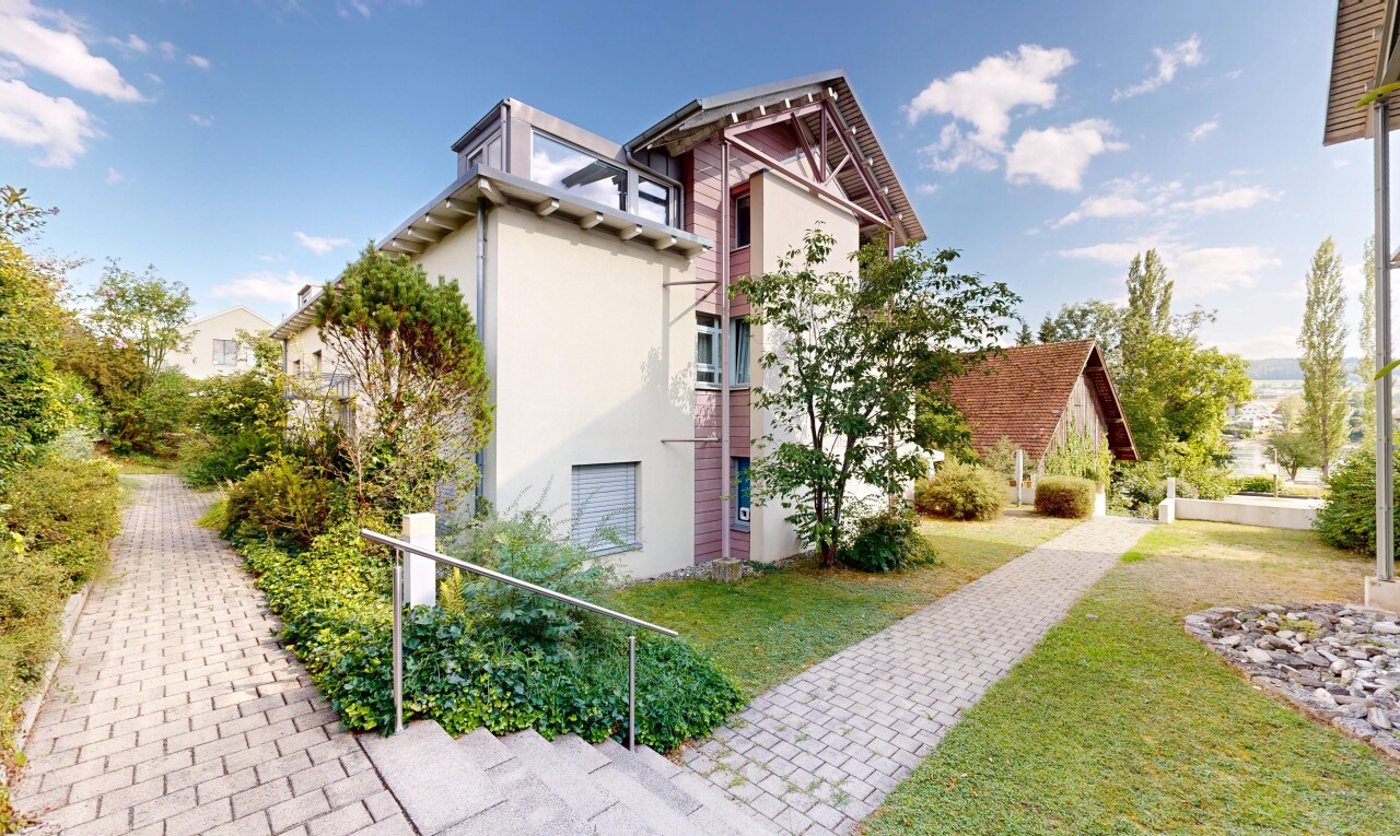 außenansicht mit rasen, stuckverkleidung, und day time