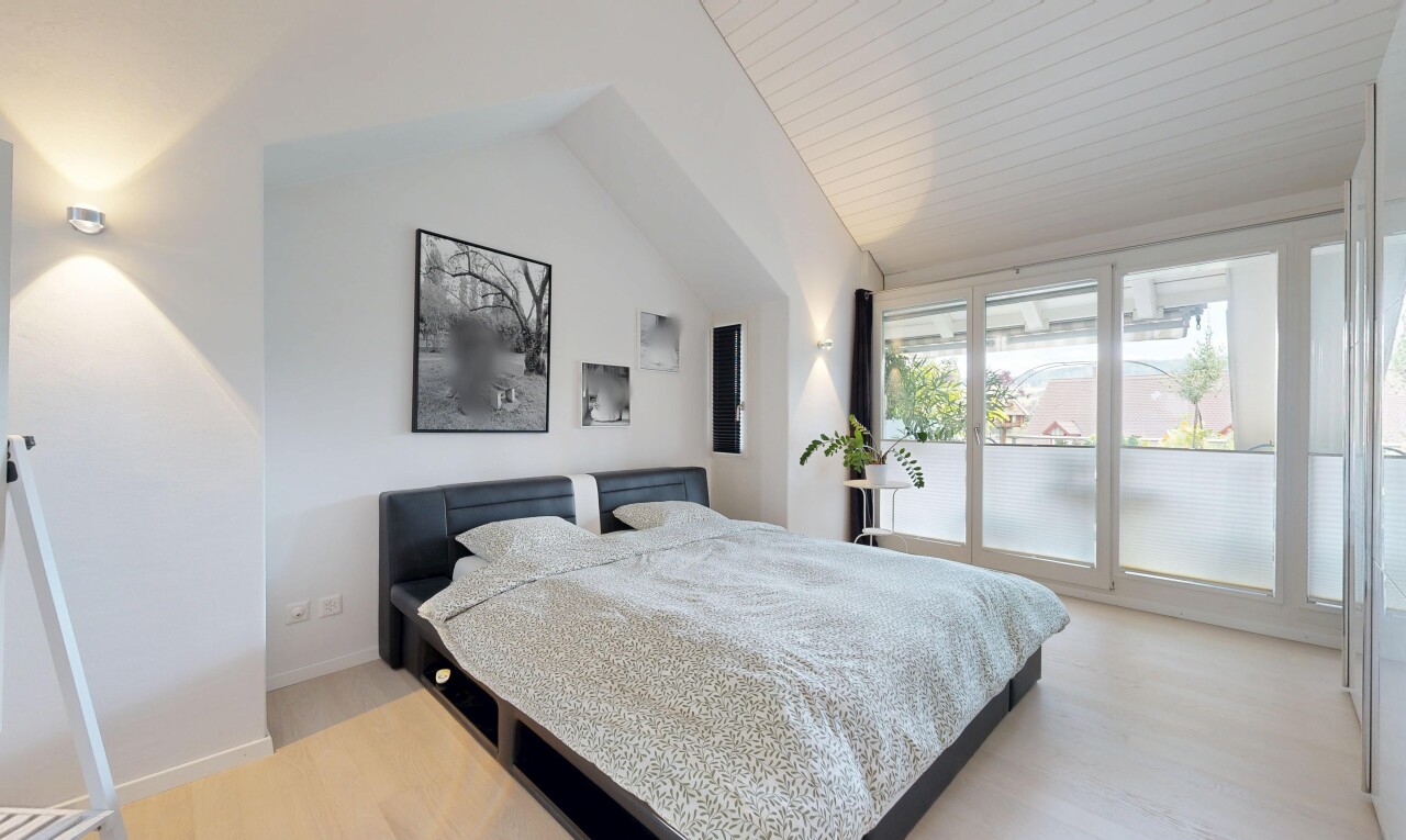 zimmer / schlafzimmer mit drywall, gipskartonwand, vaulted ceiling, dachschräge, und inside property