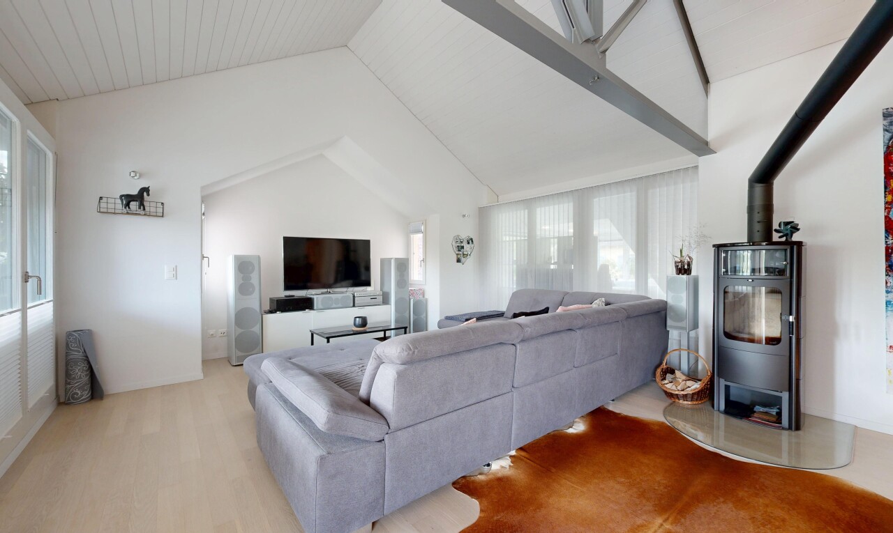 wohnzimmer mit drywall, gipskartonwand, vaulted ceiling, dachschräge, und fernseher
