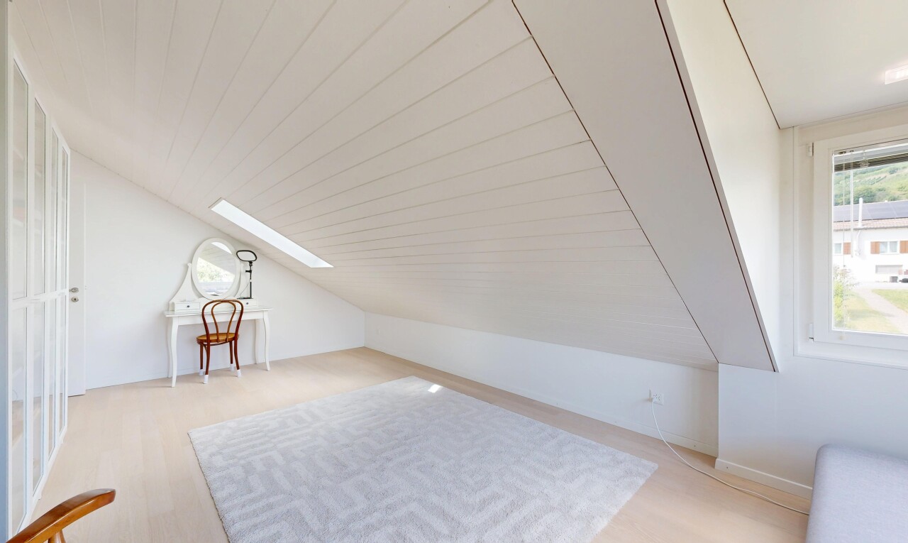 leerer raum mit low ceiling, niedrige decke, zusätzliches zimmer, vaulted ceiling, und dachschräge