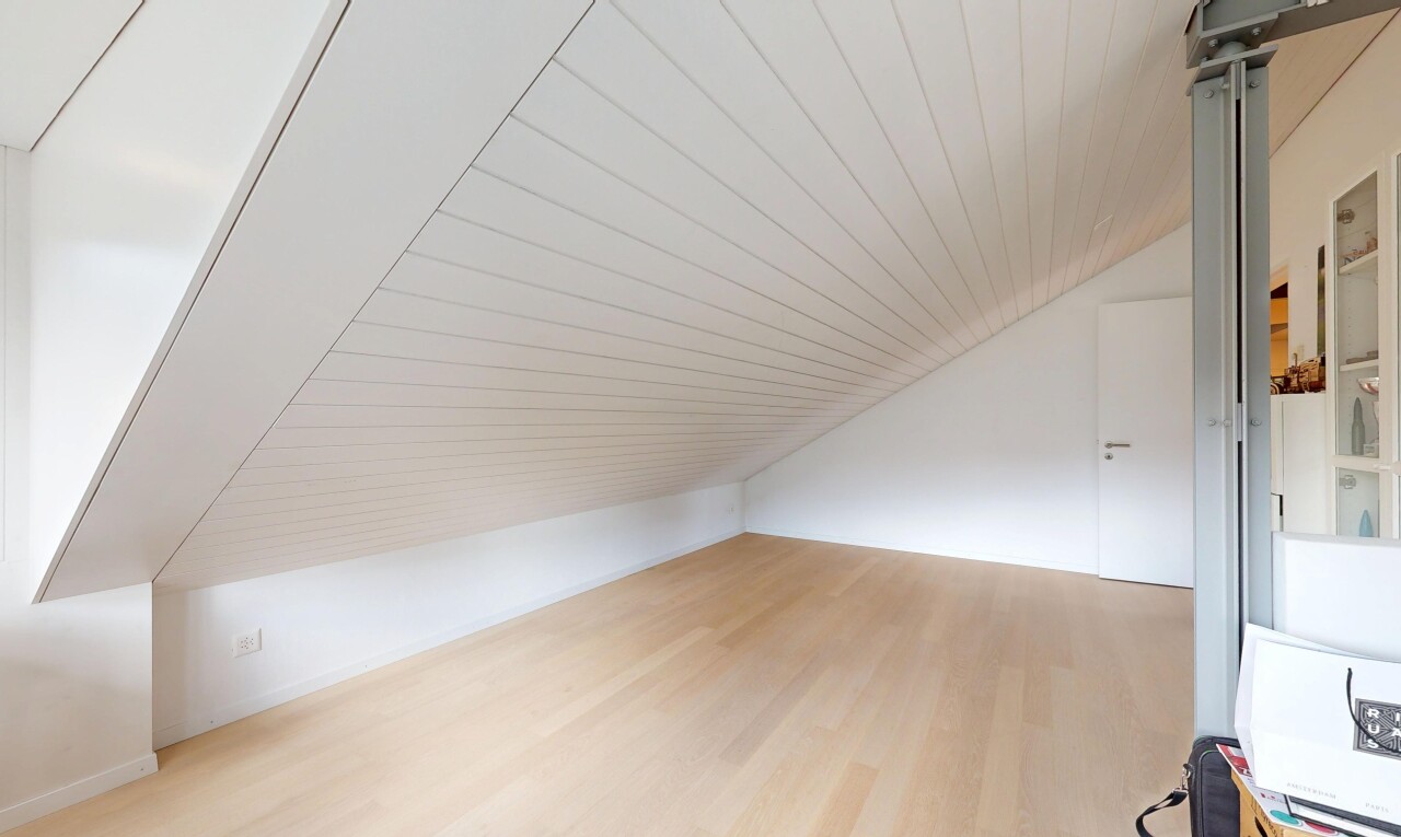 leerer raum mit zusätzliches zimmer, low ceiling, niedrige decke, vaulted ceiling, und dachschräge